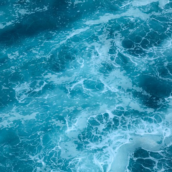 دریای آبی با امواج و کف