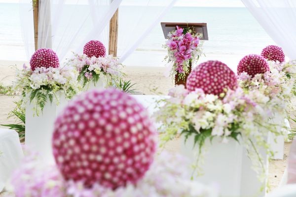 گل آرایی در مراسم عروسی در ساحل