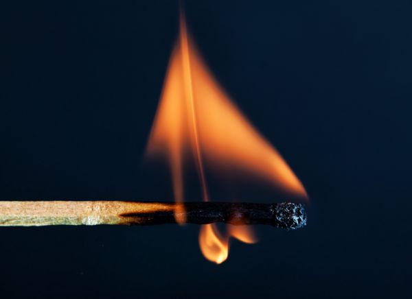 کبریت در حال سوختن با شعله زرد روشن تا زمانی که بمیرد