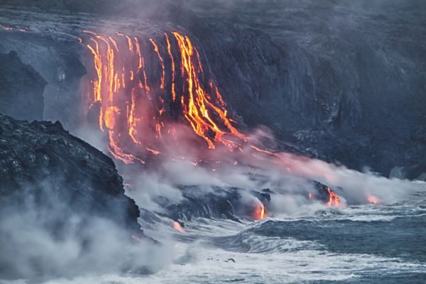 فوران گدازه به اقیانوس آرام در جزیره بزرگ هاوایی