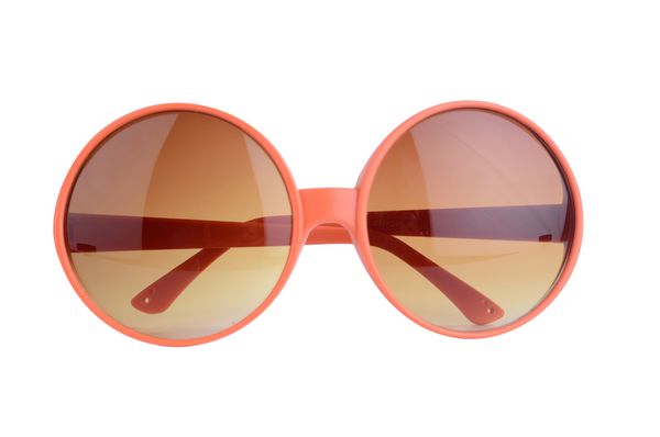 عینک آفتابی نارنجی جدا شده در پس زمینه سفید