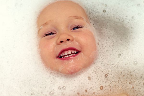 بچه شاد در حمام حباب