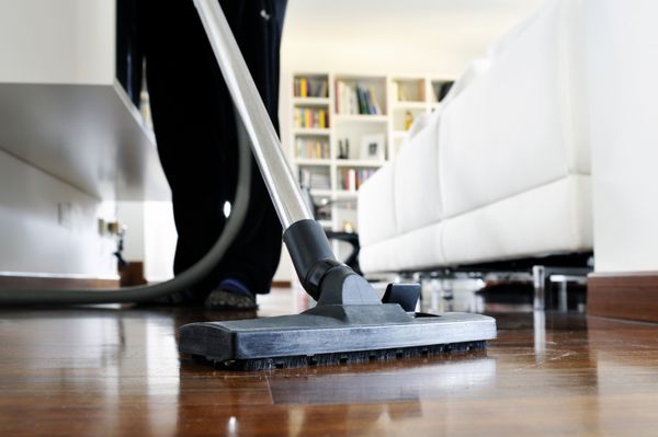 زنی که کف خانه را تمیز می کند