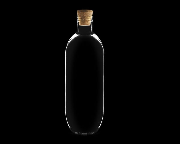 بطری شیشه ای خالی با چوب پنبه در پس زمینه سیاه