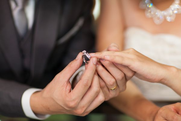 داماد از نزدیک حلقه ازدواج را به عروس انداخت