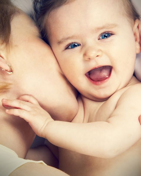 مادر کودک کوچکش را بوسید از نمای نزدیک