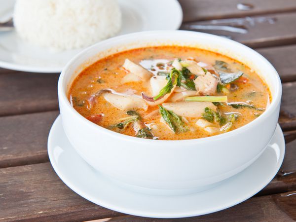 و سوپ ترش و میگو در آب تغلیظ شده غذای سنتی تایلندی تام یام گونگ