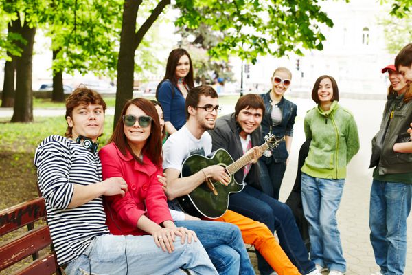 گروهی از مردم در پارک شهر به موسیقی گوش می دهند فضای باز
