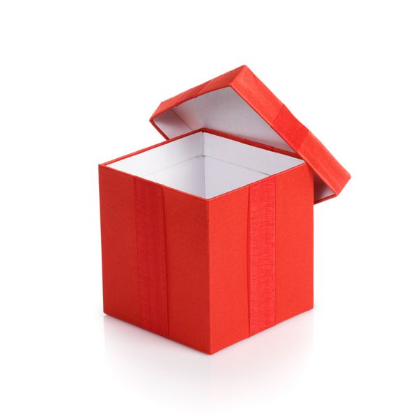 جعبه هدیه قرمز خالی را با درب روی پس زمینه سفید باز کرد