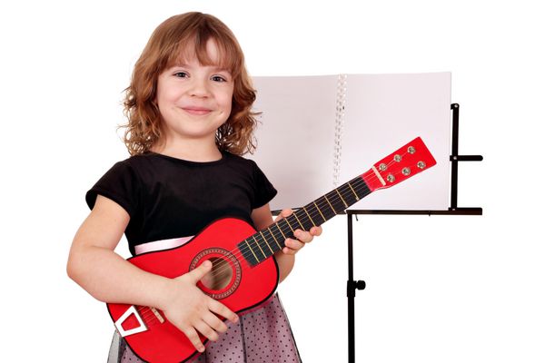 دختر بچه با گیتار