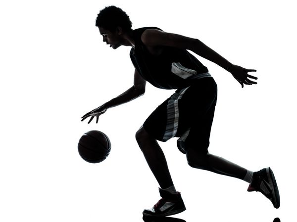 شبح یک مرد جوان بسکتبالیست در استودیو جدا شده در پس زمینه سفید