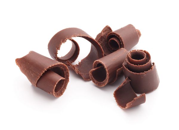 گروهی از تکه های شکلات جدا شده روی سفید