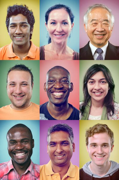 مجموعه کلاژ پرتره شاد خندان از گروه چند نژادی از مردم که تنوع نژادی و وحدت را نشان می دهند و برای سرها روی پس زمینه رنگارنگ رنگارنگ ژست می گیرند