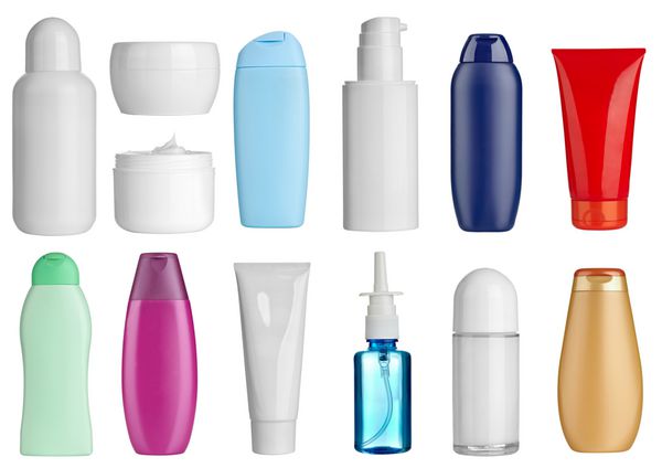 مجموعه ای از بطری های مختلف بهداشتی زیبایی در زمینه سفید هر کدام جداگانه است