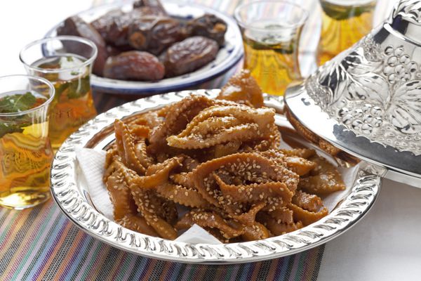 کلوچه عسلی چباکیا با دانه کنجد در یک کاسه فلزی درست شده برای ماه مبارک رمضان