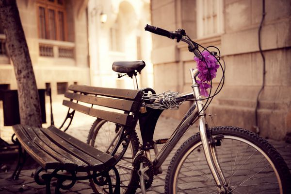 دوچرخه شهری زیبا روی نیمکت ایمن شده است