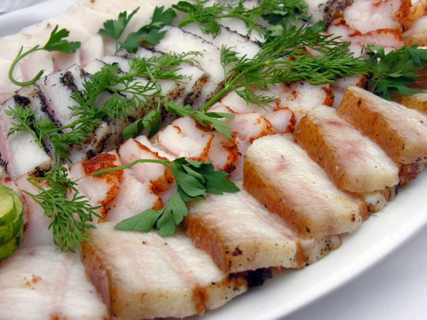غذای سنتی ساده اوکراینی گوشت خوک تازه شور سالو