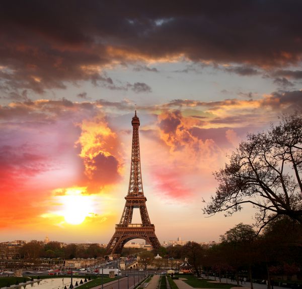 برج ایفل در شب پاریس فرانسه