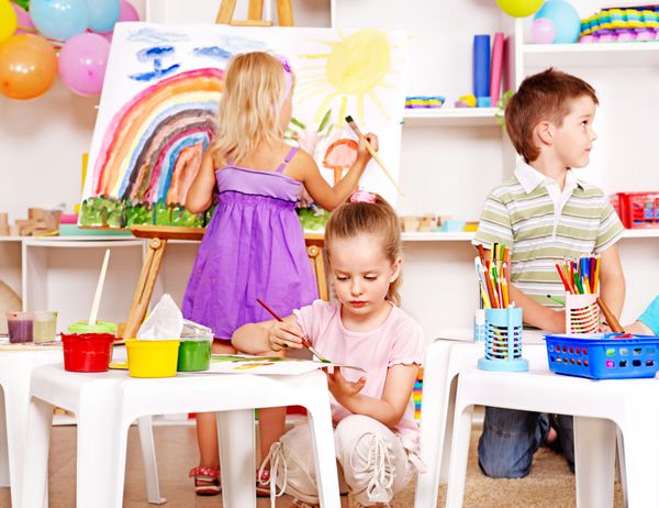 کودکان گروهی که در مدرسه نقاشی می کنند