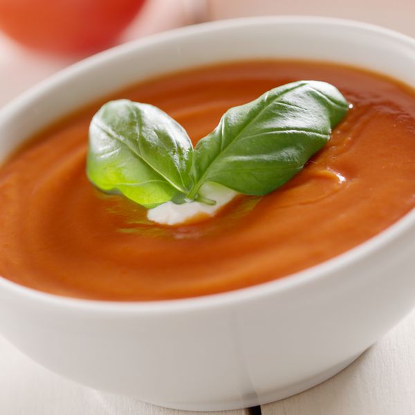 سوپ گوجه فرنگی با تزئین ریحان