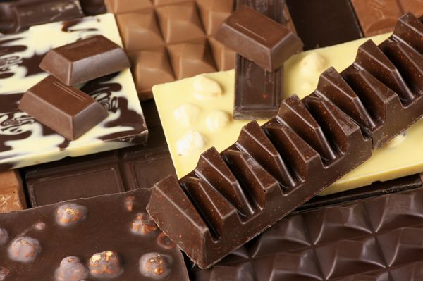 انبوهی از شکلات های مختلف از نمای نزدیک