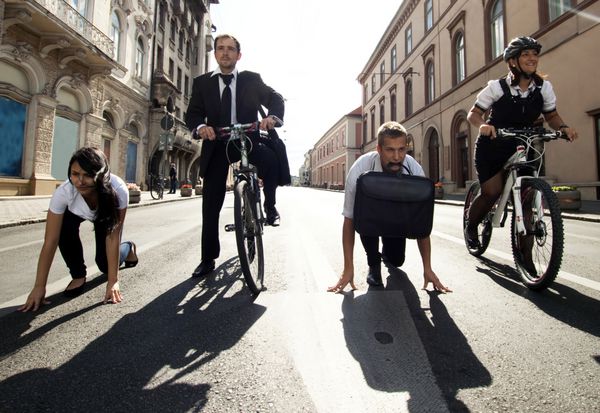 تاجرانی که در شهر دوچرخه سواری می کنند و می دوند
