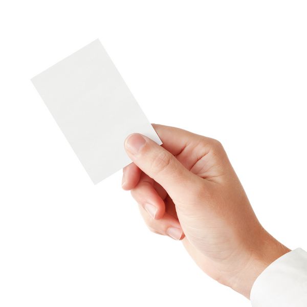دست تاجر با آستین پیراهن صورتی که کارت ویزیت کاغذی خالی را در دست دارد نمای نزدیک جدا شده روی پس زمینه سفید