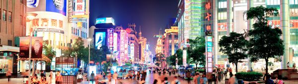 شانگهای چین - 28 می نمای شب خیابان جاده نانجینگ در 28 مه 2012 در شانگهای چین جاده نانجینگ به طول 6 کیلومتر به عنوان طولانی ترین منطقه خرید جهان با 1 میلیون بازدیدکننده در روز است