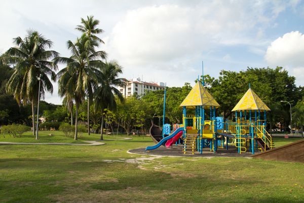 وسایل بازی کودکان رنگارنگ بزرگ در وسط پارک