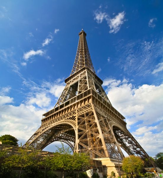 برج ایفل در پاریس فرانسه در طول روز آفتابی