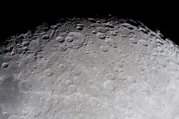 تصویری از موج سواری ماه با تلسکوپ این منطقه ترمیناتور منطقه گرگ و میش یا خاکستری نامیده می شود