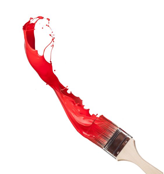 پاشیدن رنگ قرمز از قلم مو جدا شده در زمینه سفید
