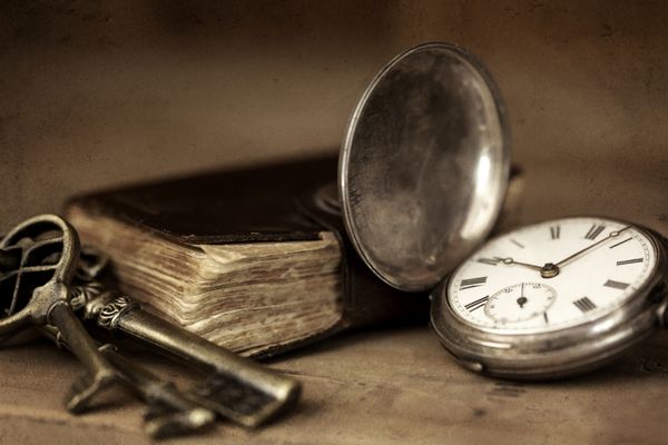 طبیعت بی جان گرانج قدیمی با ساعت جیبی و کتاب قدیمی و کلیدهای برنجی