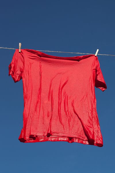 تی شرت قرمز روی بند رخت