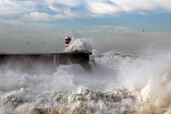 امواج طوفان بر فراز فانوس دریایی و اسکله بندر رودخانه دورو پرتغال