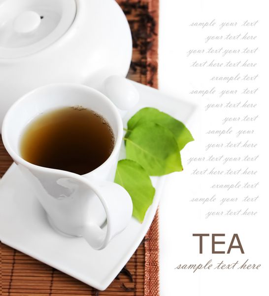 صبحانه چای طبیعت بی جان با فنجان چای و برگ های سبز تازه جدا شده در پس زمینه سفید با متن نمونه