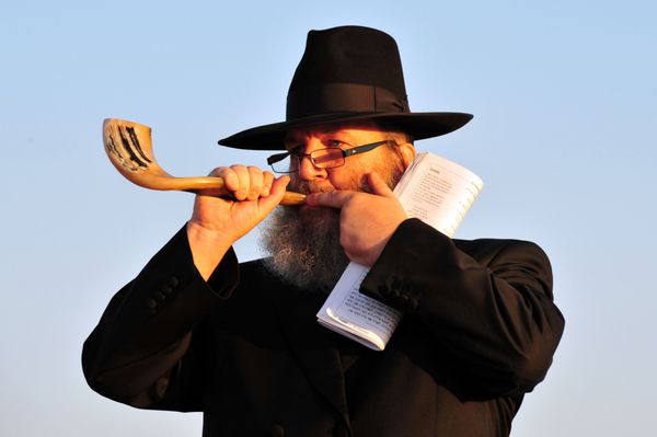 ashdod - 9 سپتامبر مرد ارتدوکس یهودی در مراسم یهودی تاشلیچ برای شروع سال جدید یهودی در 9 سپتامبر 2010 در اشدود شوفار را دمید