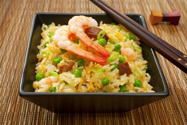 برنج سرخ شده مخصوص یا برنج سرخ شده یانگچو غذای مورد علاقه چینی که در آن گوشت خوک میگو یا میگو پیاز و نخود به برنج سرخ شده با تخم مرغ اضافه می شود