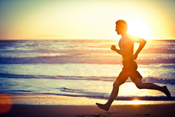 مردی که در غروب آفتاب در ساحل می دود - نسخه زن در نمونه کارها