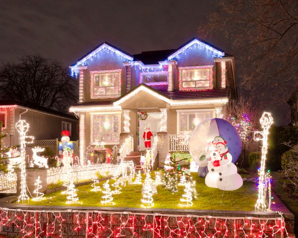 خانه تزئین شده و نورپردازی شده برای کریسمس و برای شب سال نو شب در ونکوور کانادا