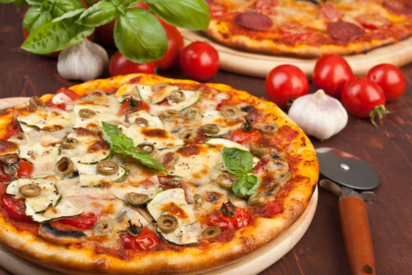 سبزیجات فوق العاده سالم و قارچ پیتزا و پیتزا سالامی در پشت