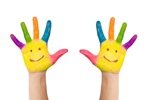 دو دست رنگارنگ با لبخند با رنگ های مختلف کودک به عنوان لوگو نقاشی شده است جدا شده در پس زمینه سفید با مسیر برش
