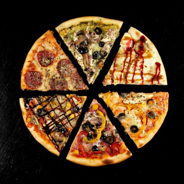 شش تکه پیتزا با رویه های مختلف روی زمینه مشکی
