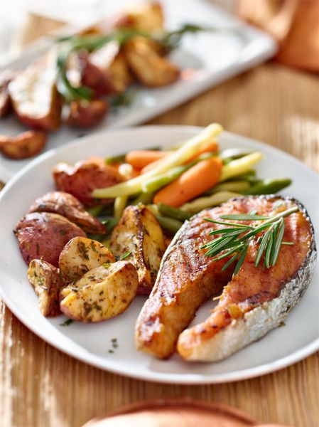 شام استیک ماهی قزل آلا با سبزیجات و سیب زمینی سوخاری