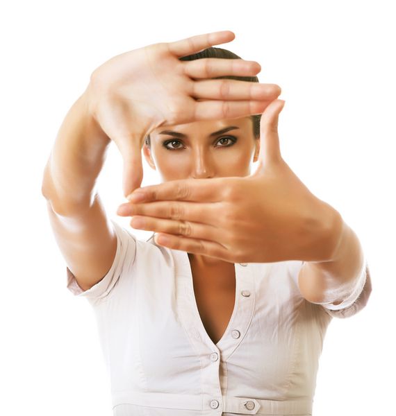 زن تاجری که ژست دست قاب‌بندی را روی پس‌زمینه سفید نشان می‌دهد