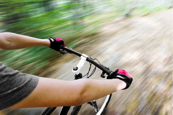 دوچرخه سواری کوهستانی در پایین تپه پایین آمدن سریع نمایی از چشم دوچرخه سواران حرکت تار