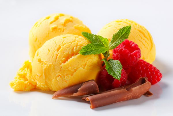 قاشق بستنی زرد با تمشک و فرهای شکلاتی