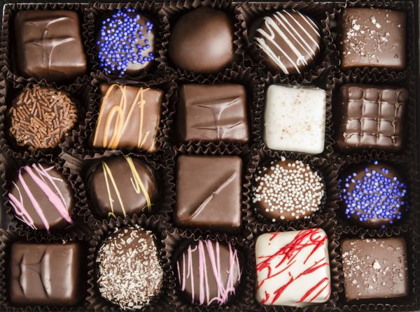 جعبه ترافل شکلاتی نمای نزدیک از بالا - انتخاب رنگارنگ شکلات هدیه شکلاتی