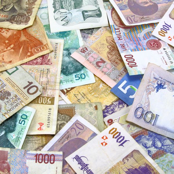 چندین ارز خارجی و پول با نام هر اسکناس قابل مشاهده است