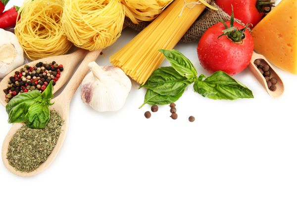ماکارونی اسپاگتی سبزیجات و ادویه جات ترشی جات جدا شده روی سفید